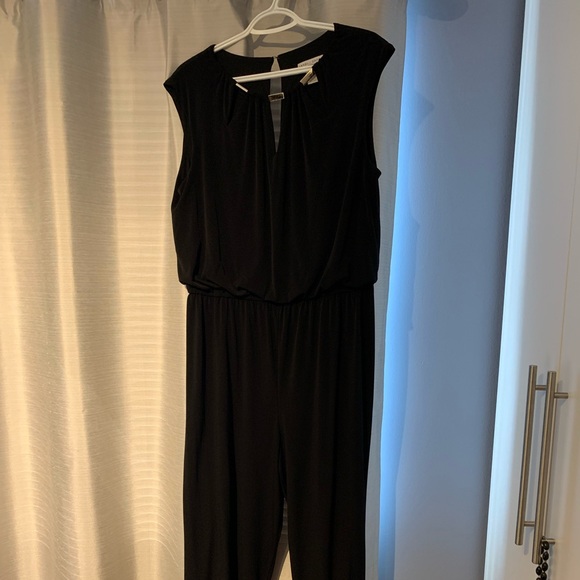Jumpsuit with gold neckline - Picture 2 of 8